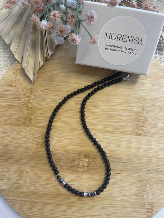 שרשרת אבני לבה קטנות