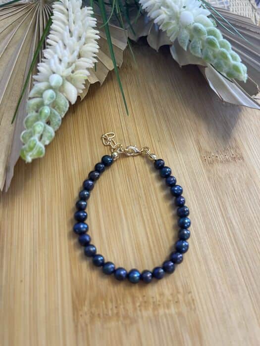 צמיד פנינים שחורות קלאסי