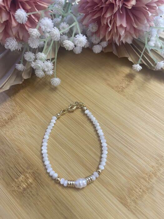 צמיד אבני צדף לבן