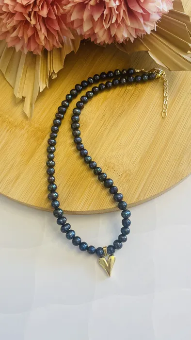 שרשרת פנינים שחורות תליון לב זהב