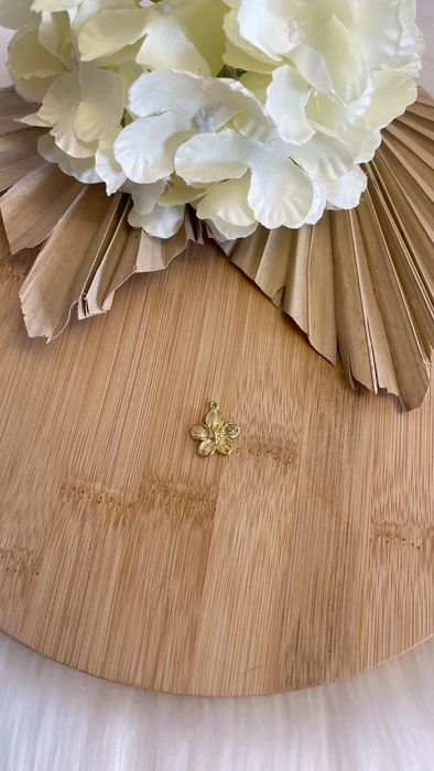 תליון פרח קטן