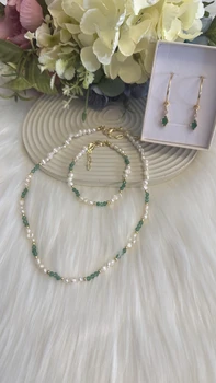 שרשרת פנינים בשילוב אבני אמרלד