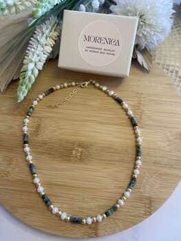 שרשרת פנינים בשילוב אבני ג'ספר ירוק