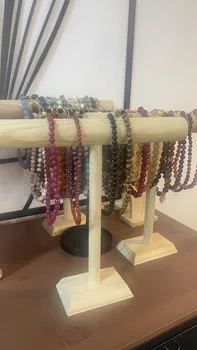 מעמד מעץ לשרשראות