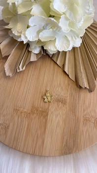 תליון פרח קטן